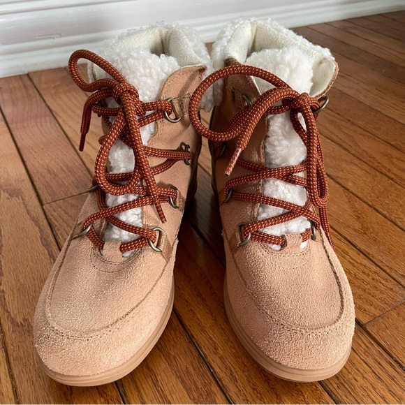 Sorel Tan Ankle Boots with White Faux Fur Lining Size 8 - Picture 3 of 11